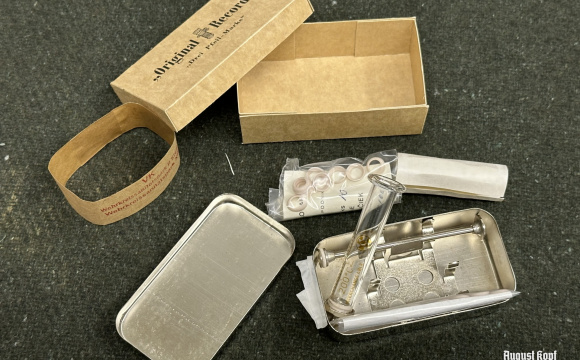 Genuine syringe (cca 1980 production in old style) in autentic WW1 reproduced cardboard package.