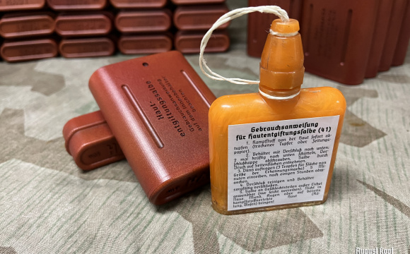 We are introducing amazing visual reproduction of Skin decontamination protective case, together with original restored plastic flasks.