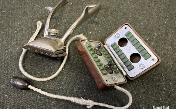 Nice grouping of two hygiene related items.