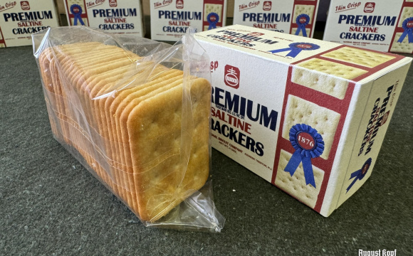 Salted rectangular crackers sealed in cellophane bag and packed neatly in a reproduction vintage 1940’s box.