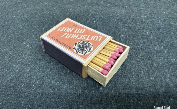 Matches box - Luftschutz tut not