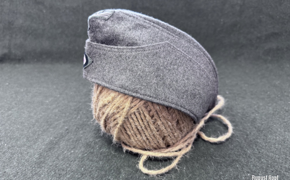 The German „Feldmütze M34“ field cap, commonly known as the “Schiffchen” (side cap), was introduced in 1934 as a lightweight and practical headgear for Wehrmacht troops.