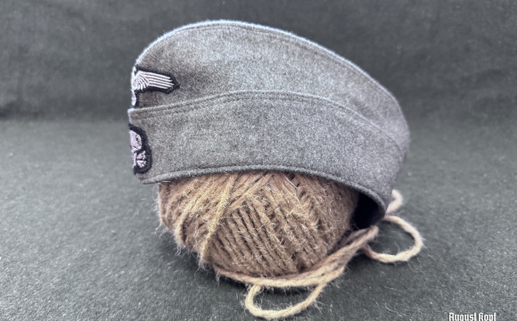 The German „Feldmütze M40“ field cap, commonly known as the “Schiffchen” (side cap), was introduced during war as a lightweight and practical headgear for Wehrmacht troops.