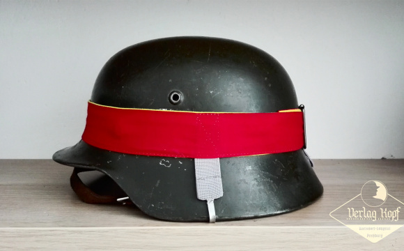 Two-color helmet strap for training purposes.