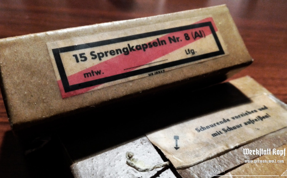 Sprengkapsel n8 wooden box in protective cardboard package, sealed, complete with marked labels.