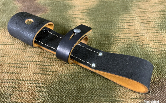 Mid-to-late war model (among collectors known as M42) of leather bayonet frog.