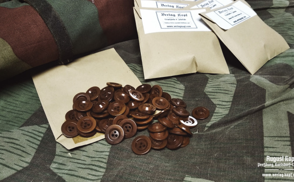 A set of WW2 Italian brown bakelite buttons for shelter suitable for german late-war zelt (62+3 spare).
