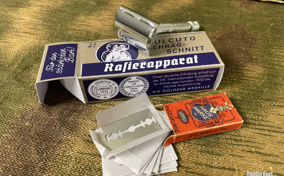 Vintage reproduction of Mulcuto brand box with simple repro razor inside.