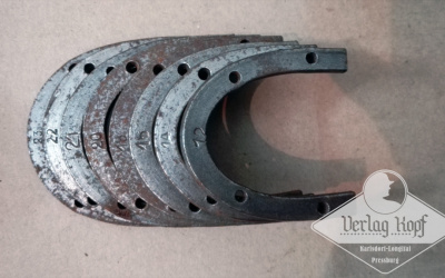 We offer pairs of old shoe plates (Hufeisenstiefel).