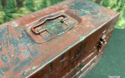 Nice box for the 20mm and 37mm flak optics, solid metal condition.