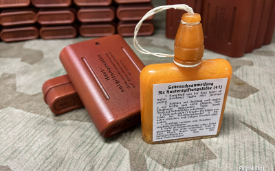 We are introducing amazing visual reproduction of Skin decontamination protective case, together with original restored plastic flasks.