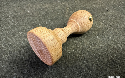Beautiful wooden handles for circular rubber sheets.