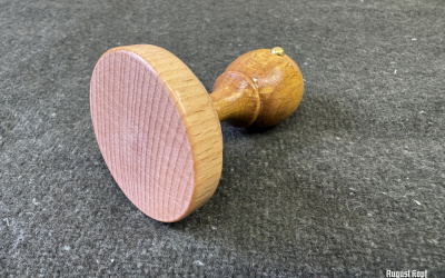 Beautiful wooden handles for circular rubber sheets.