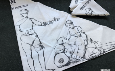Historical triangular scarf inspired by the First World War, the interwar period, and the Second World War.