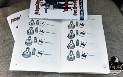 Set of 3 army uniforms/badges booklets