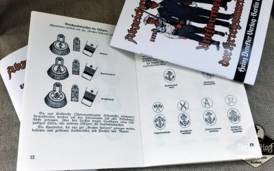 Set of 3 army uniforms/badges booklets