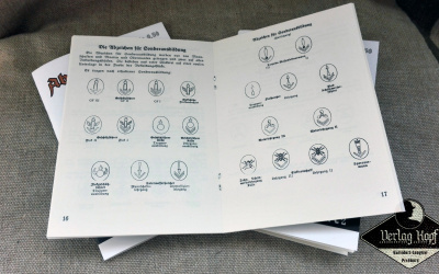 Set of 3 army uniforms/badges booklets