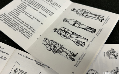 Set of 3 army uniforms/badges booklets