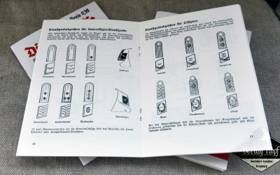 Set of 3 army uniforms/badges booklets