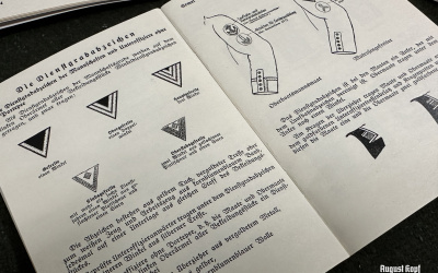 Set of 3 army uniforms/badges booklets