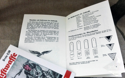 Set of 3 army uniforms/badges booklets