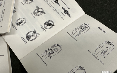 Set of 3 army uniforms/badges booklets