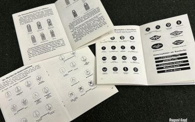 Set of 3 army uniforms/badges booklets