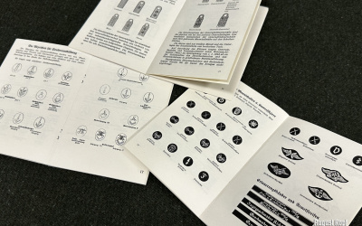 Set of 3 army uniforms/badges booklets