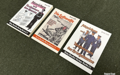 Set of 3 army uniforms/badges booklets