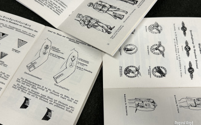 Set of 3 army uniforms/badges booklets