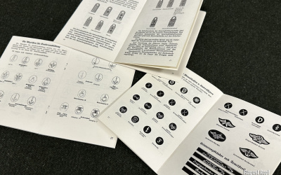 Set of 3 army uniforms/badges booklets
