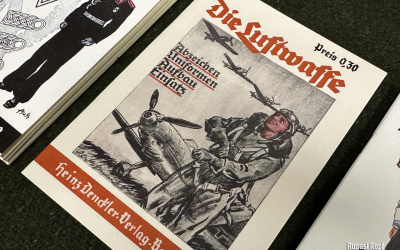 Set of 3 army uniforms/badges booklets