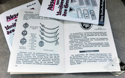 Set of 3 army uniforms/badges booklets