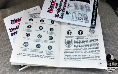 Set of 3 army uniforms/badges booklets