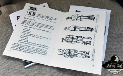 Set of 3 army uniforms/badges booklets