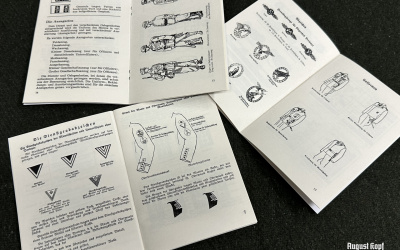 Set of 3 army uniforms/badges booklets
