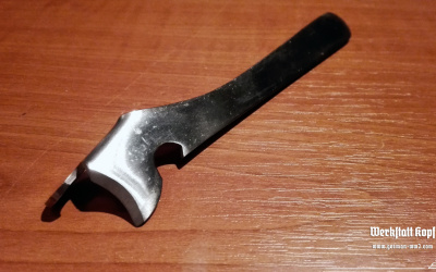Handy postwar multipurpose can opener.