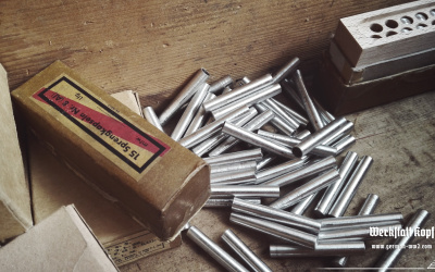 A complete Sprengkapsel n8 wooden box filled with repro resin detonators, in protective cardboard package, sealed, completed with marked labels.