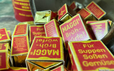 10 newly made bouillons (beef and chicken broth) repacked with vintage cardboard sleeve.