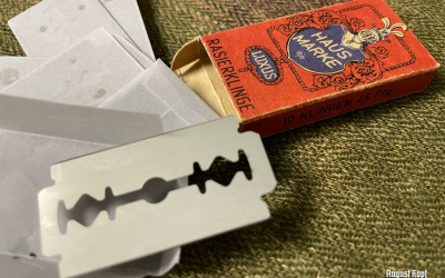 New razor blades in vintage package for suitable wearing.