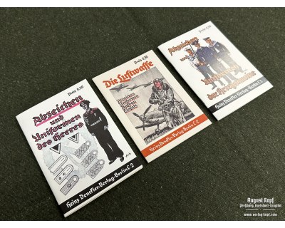Set of 3 army uniforms/badges booklets
