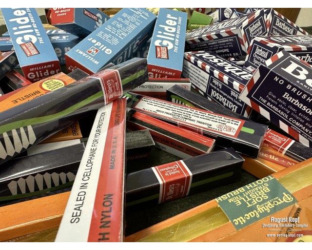 Prophylactic tooth brush