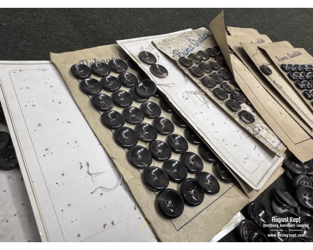 Replacement Old Stock Horn Buttons 350pcs