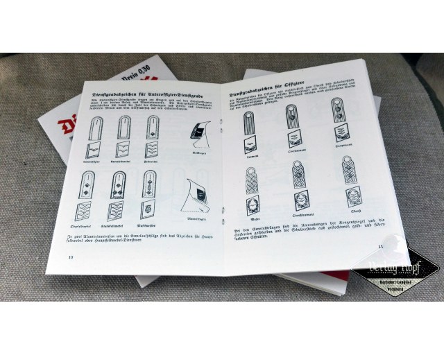 Set of 3 army uniforms/badges booklets