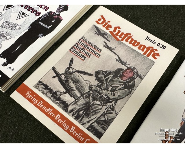 Set of 3 army uniforms/badges booklets