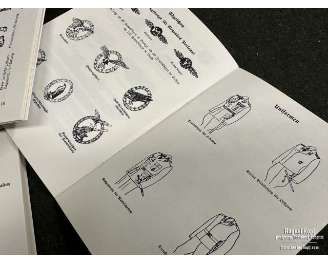 Set of 3 army uniforms/badges booklets