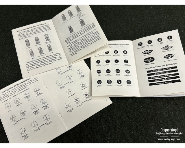 Set of 3 army uniforms/badges booklets