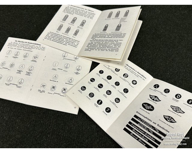 Set of 3 army uniforms/badges booklets