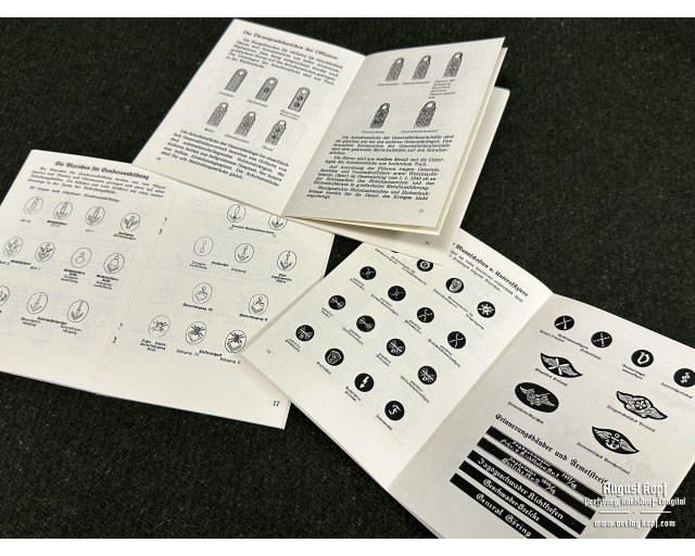 Set of 3 army uniforms/badges booklets